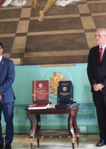 Ministro Ricardo Menéndez consignó ante la AN el paquete de leyes financieras para el ejercicio 2027