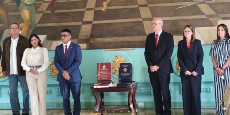 Ministro Ricardo Menéndez consignó ante la AN el paquete de leyes financieras para el ejercicio 2027